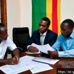 Home 23 기니에서 사업할 때 필요한 법률 조언 - A modern office scene in Conakry, Guinea, showing a diverse group of business professionals discussi...